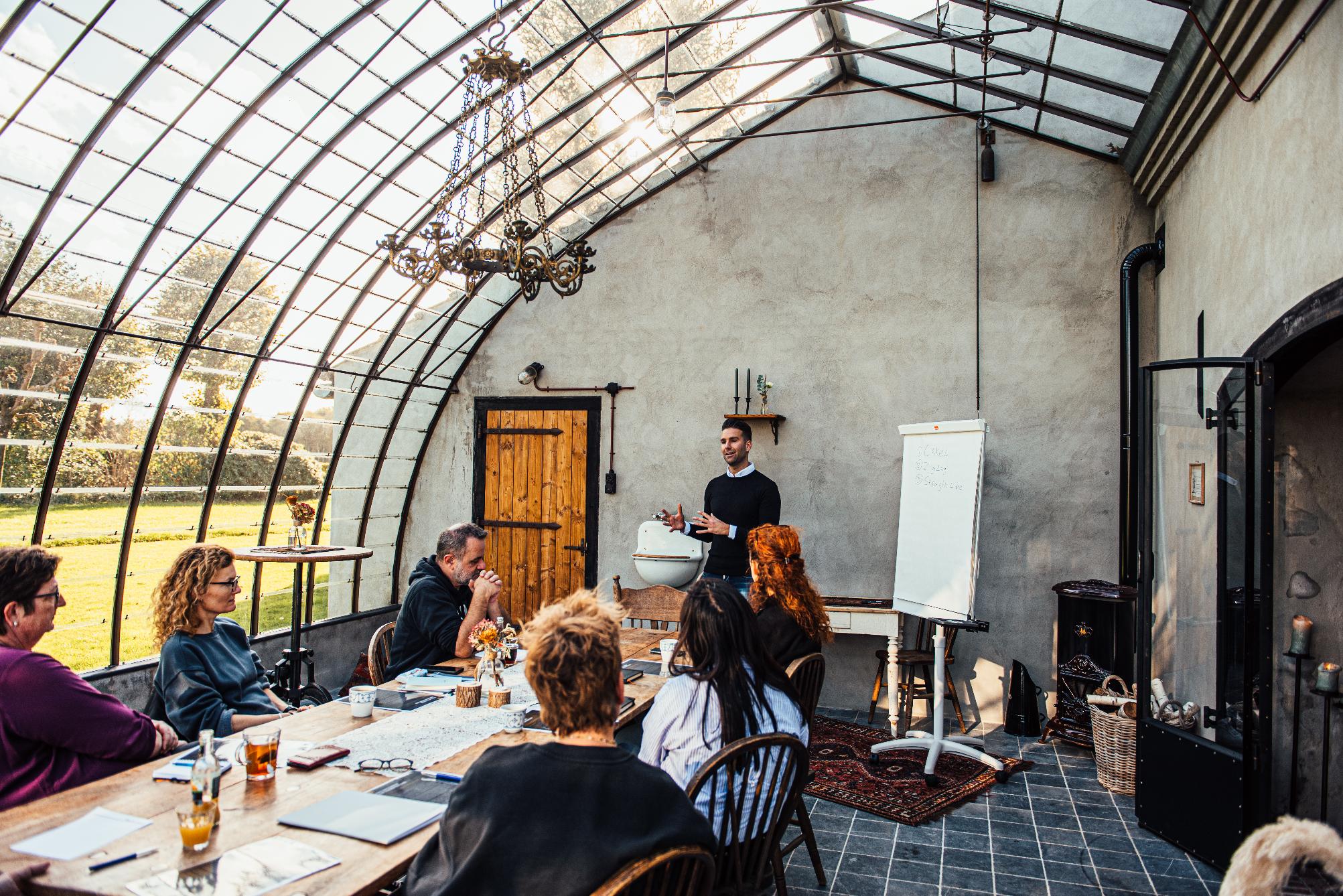 Zaal met een coach en mensen